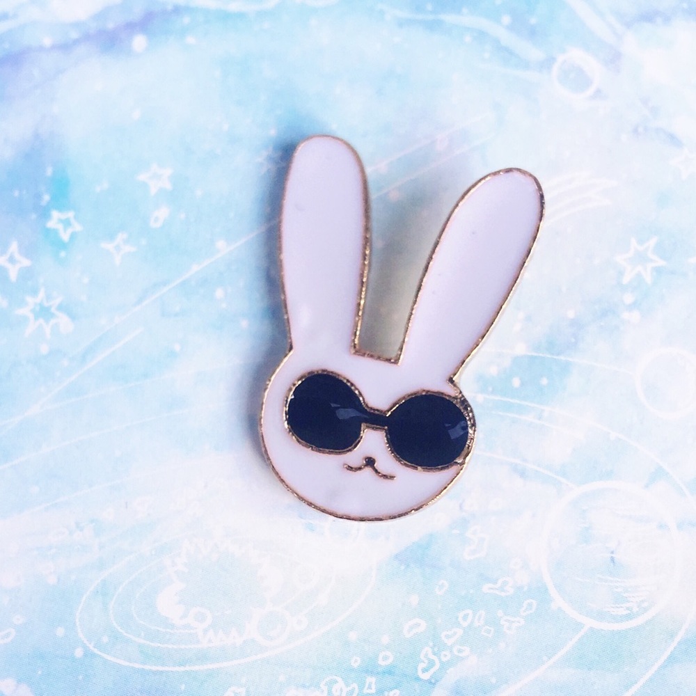 ✨ Cool Rabbit Pin ✨ - Picture 4 of 5